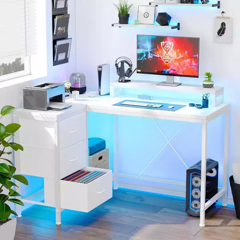 Bureau de jeu en L avec lumières LED, prises électriques, tiroirs et étagères, bureau d'angle pour ordinateur pour bureau à domicile, noir