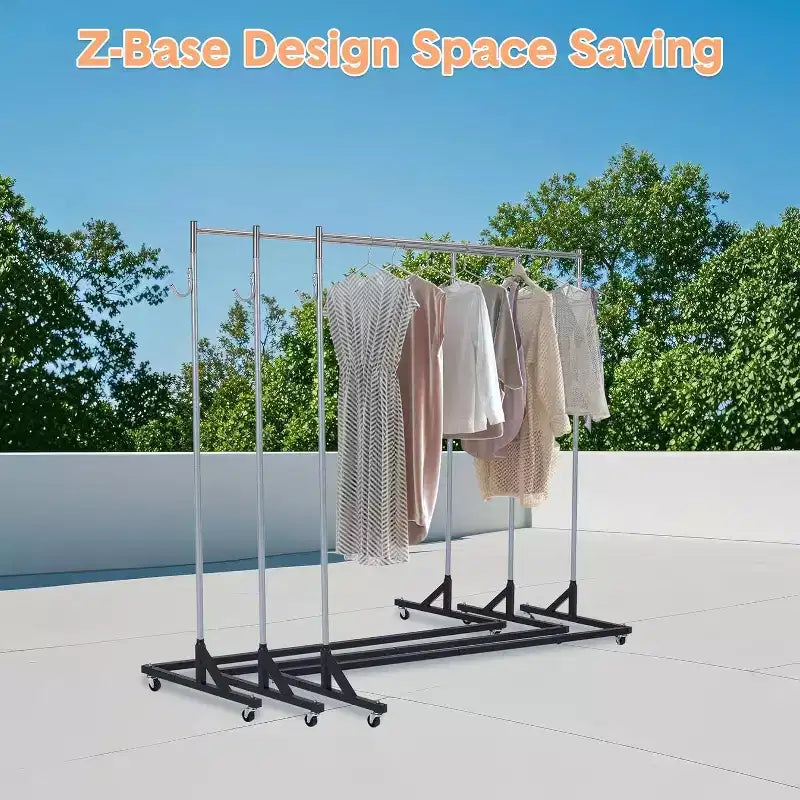 Portant à vêtements en Z sur roulettes, base orange ou noire, poteaux argentés, 2 housses de protection, pour présentation en magasin ou rangement dans un placard.