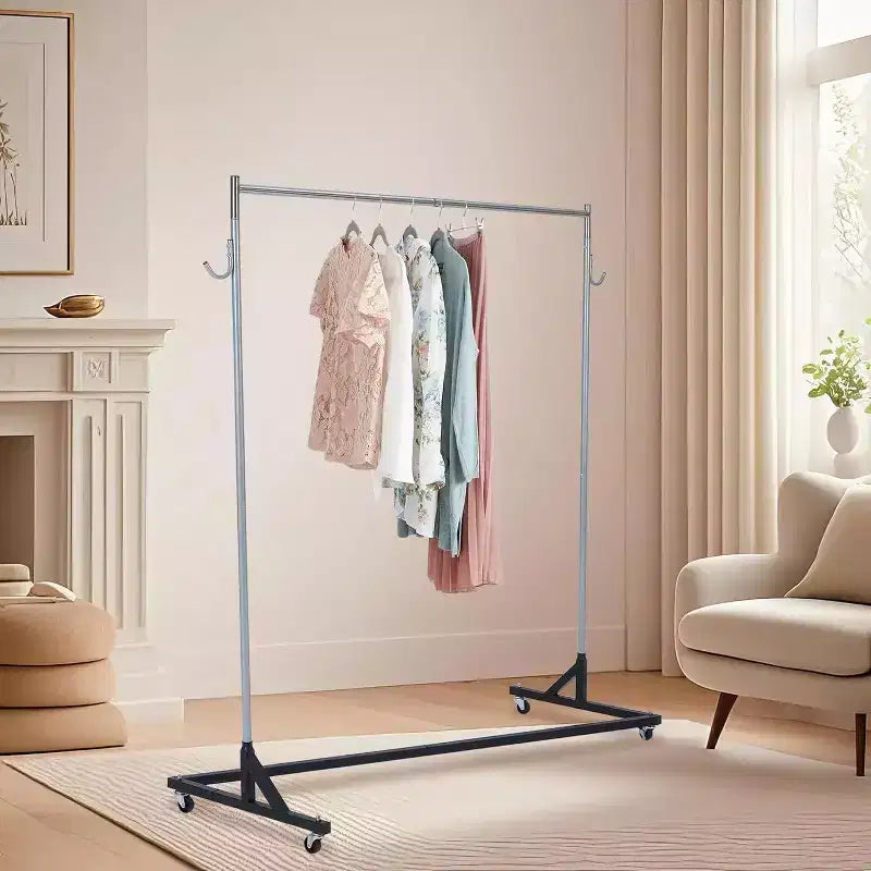 Portant à vêtements en Z sur roulettes, base orange ou noire, poteaux argentés, 2 housses de protection, pour présentation en magasin ou rangement dans un placard.