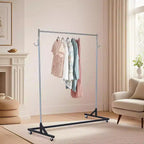 Portant à vêtements en Z sur roulettes, base orange ou noire, poteaux argentés, 2 housses de protection, pour présentation en magasin ou rangement dans un placard.