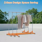 Portant à vêtements en Z sur roulettes, base orange ou noire, poteaux argentés, 2 housses de protection, pour présentation en magasin ou rangement dans un placard.