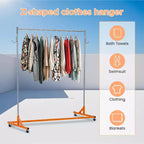 Portant à vêtements en Z sur roulettes, base orange ou noire, poteaux argentés, 2 housses de protection, pour présentation en magasin ou rangement dans un placard.