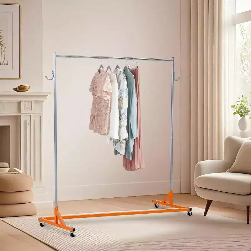 Portant à vêtements en Z sur roulettes, base orange ou noire, poteaux argentés, 2 housses de protection, pour présentation en magasin ou rangement dans un placard.