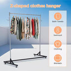 Portant à vêtements en Z sur roulettes, base orange ou noire, poteaux argentés, 2 housses de protection, pour présentation en magasin ou rangement dans un placard.