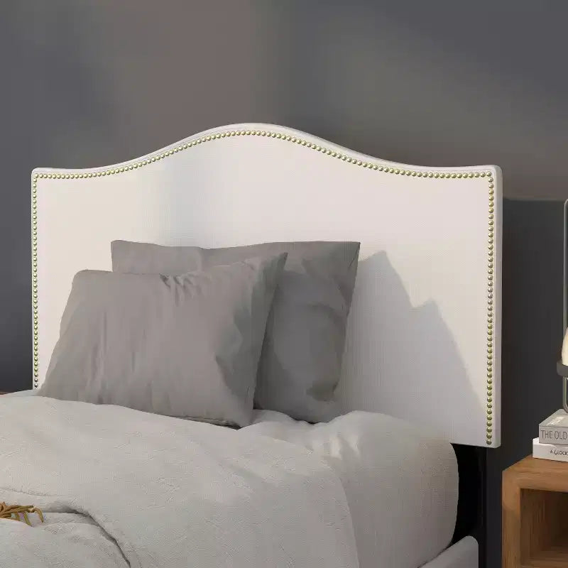 Tête de lit capitonnée Lexington en forme d'arche avec garniture cloutée