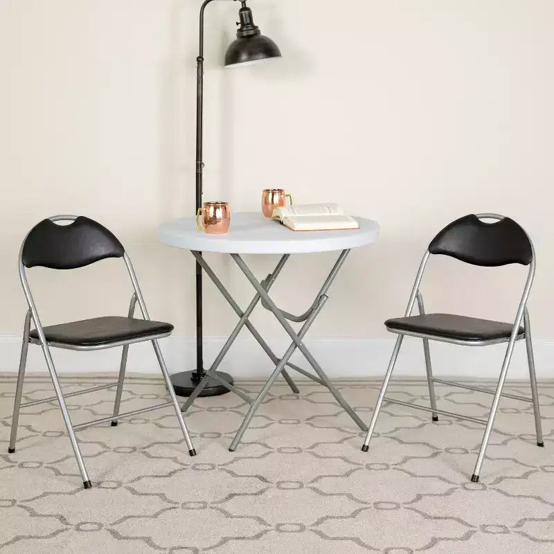 Lot de 2 chaises pliantes en métal et vinyle noir avec poignée de transport